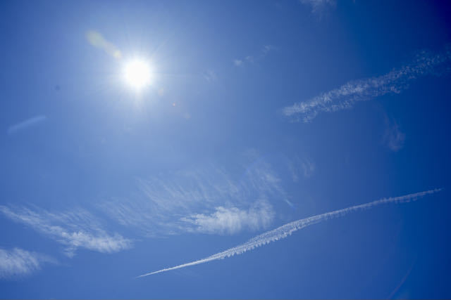 中津川の風景 青空と太陽と飛行機雲  border=