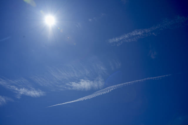 中津川の風景 青空と太陽と飛行機雲 