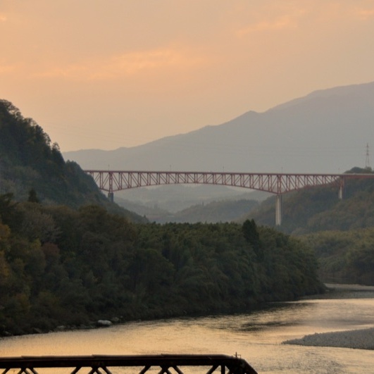 夕暮れの城山大橋(蘇水峡)