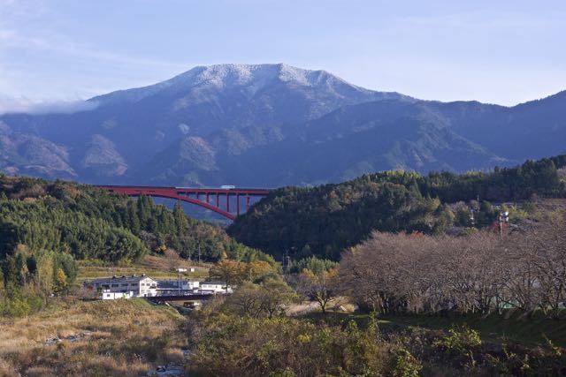 恵那山に雪が積もった。