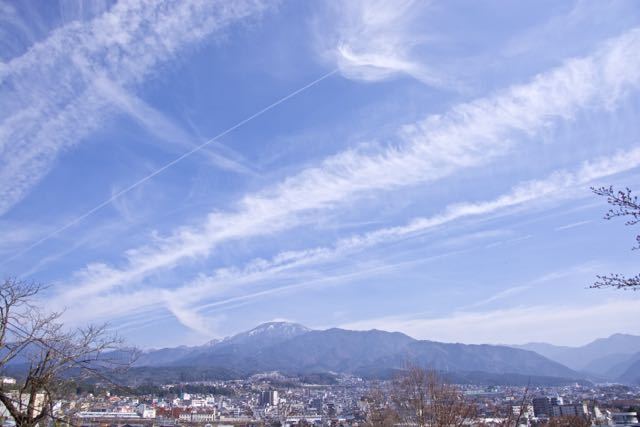 恵那山とヒコーキ雲。