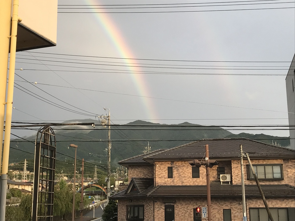 雨上がりのの三重の虹と恵那山