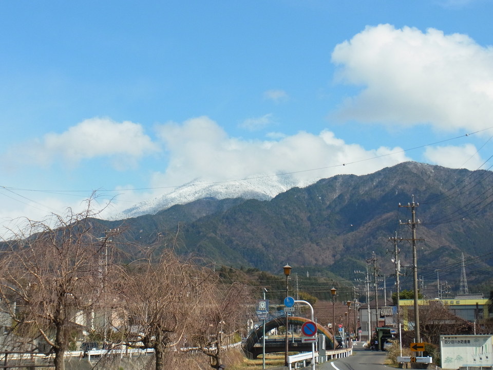 ４月初日真っ白な恵那山