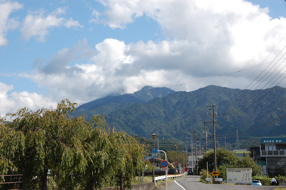 雲の合間から見える恵那山