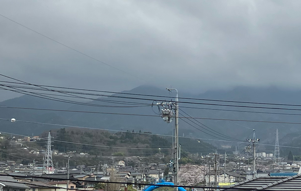 恵那山は黒い雲の中