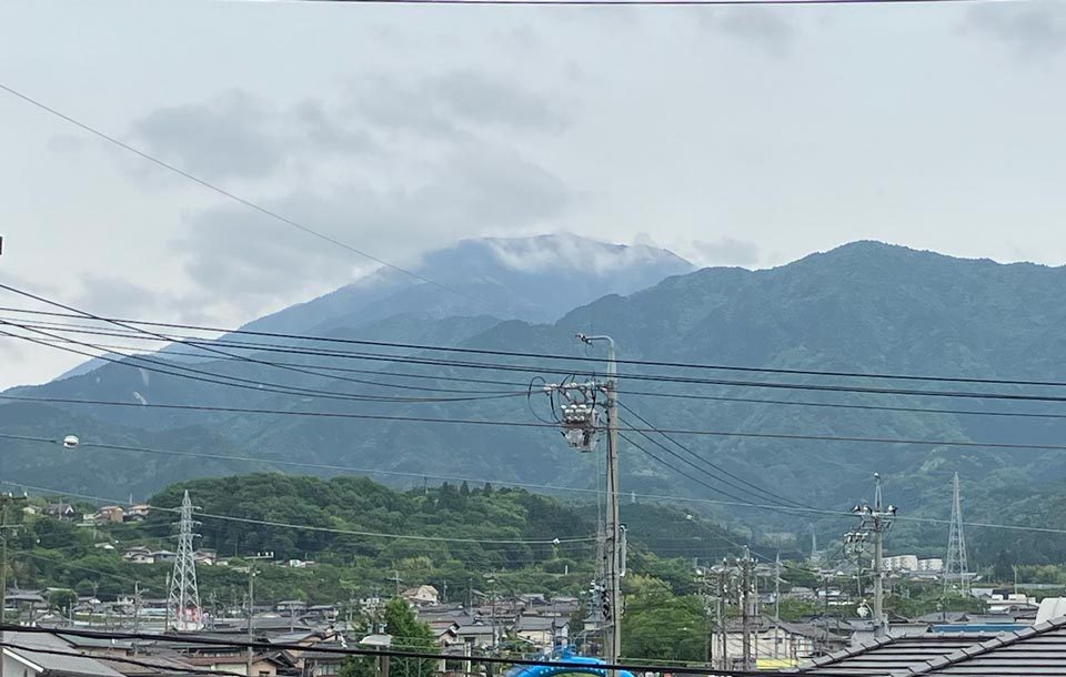 雲がかかった恵那山