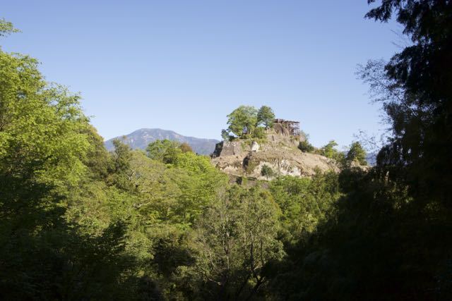 皐月晴れの青空の下、百名山「恵那山」と絶景山城日本一「苗木城跡」 border=