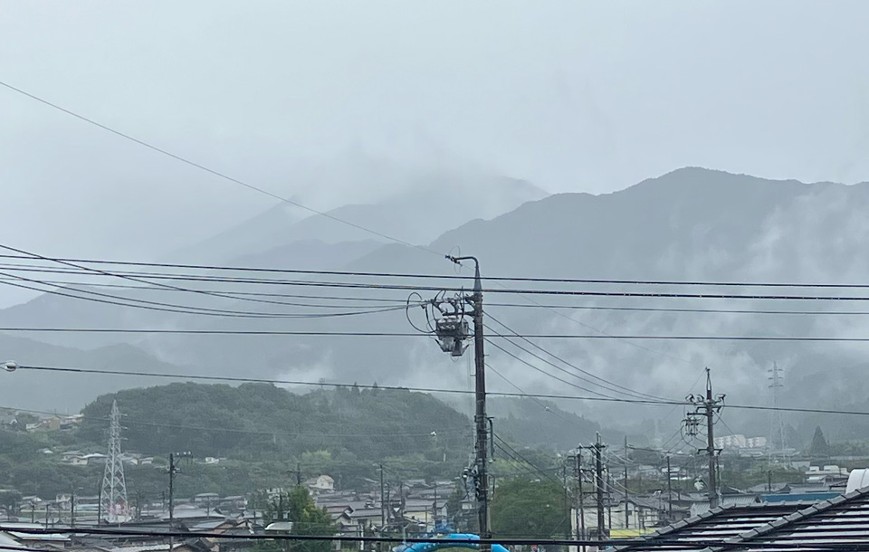 雨は降ったり止んだり