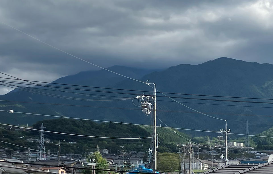 恵那山の上にどんより雲