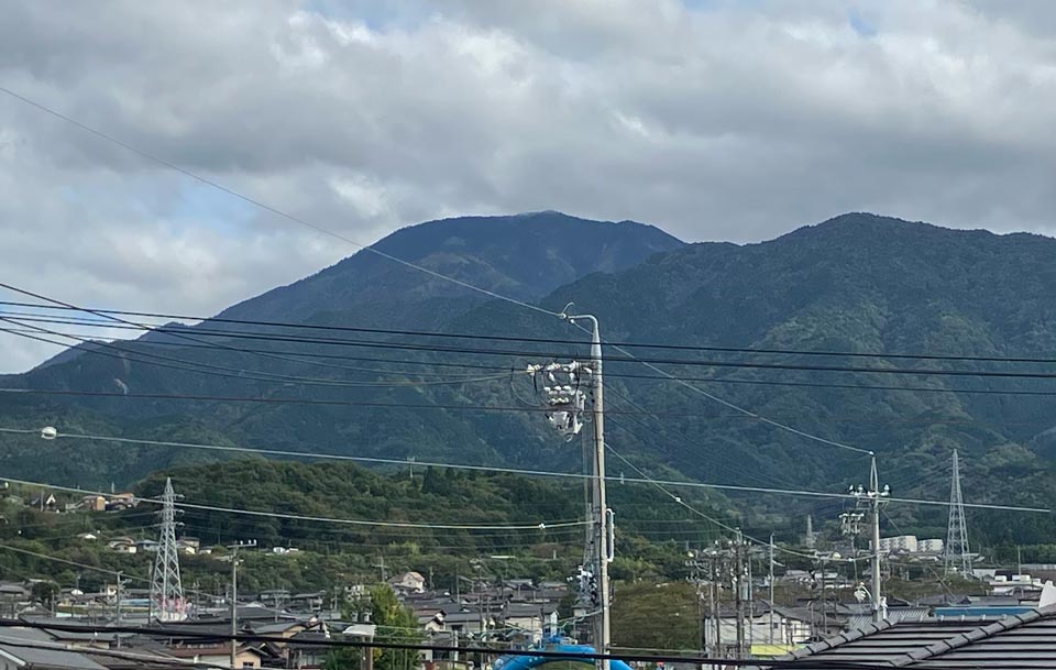 曇り空と恵那山