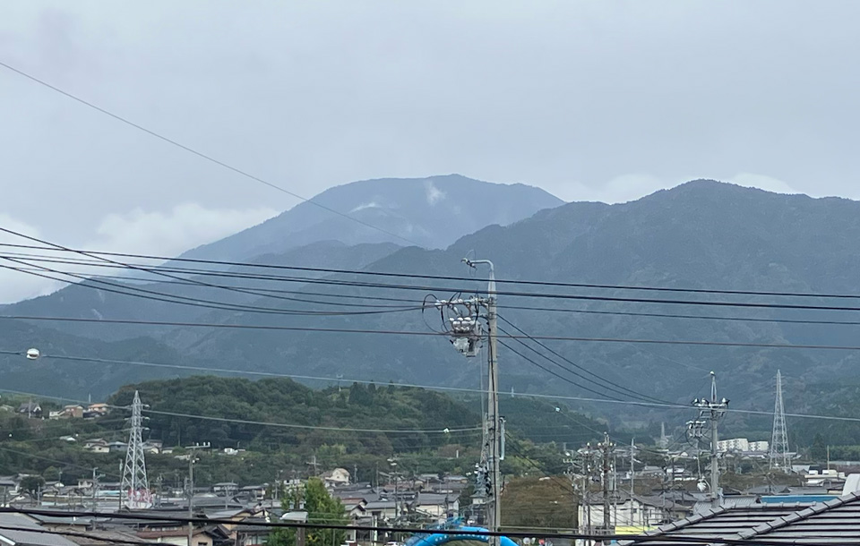 曇り空の恵那山